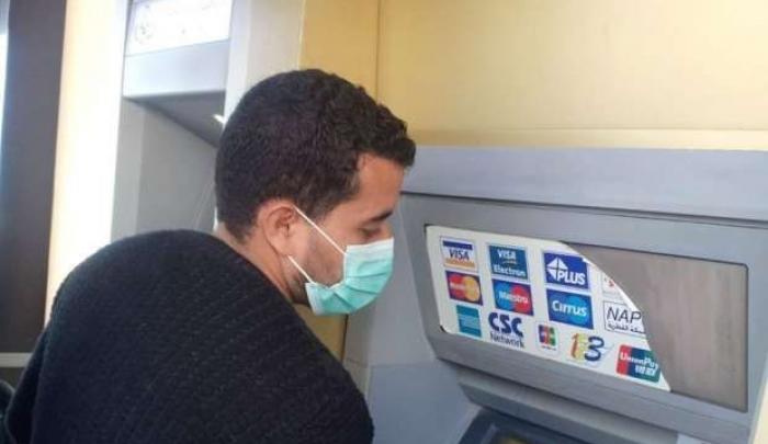 البنوك تكشف حقيقة فرض غرامة السحب من الـ«ATM» دون كمامة