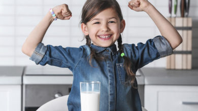 ما الذي يحدث عند تناول رضيعك مشروب الحليب البارد؟ … التفاصيل