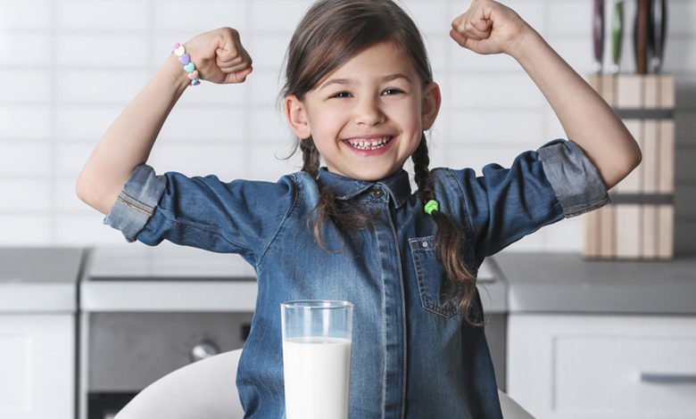 ما الذي يحدث عند تناول رضيعك مشروب الحليب البارد؟ … التفاصيل